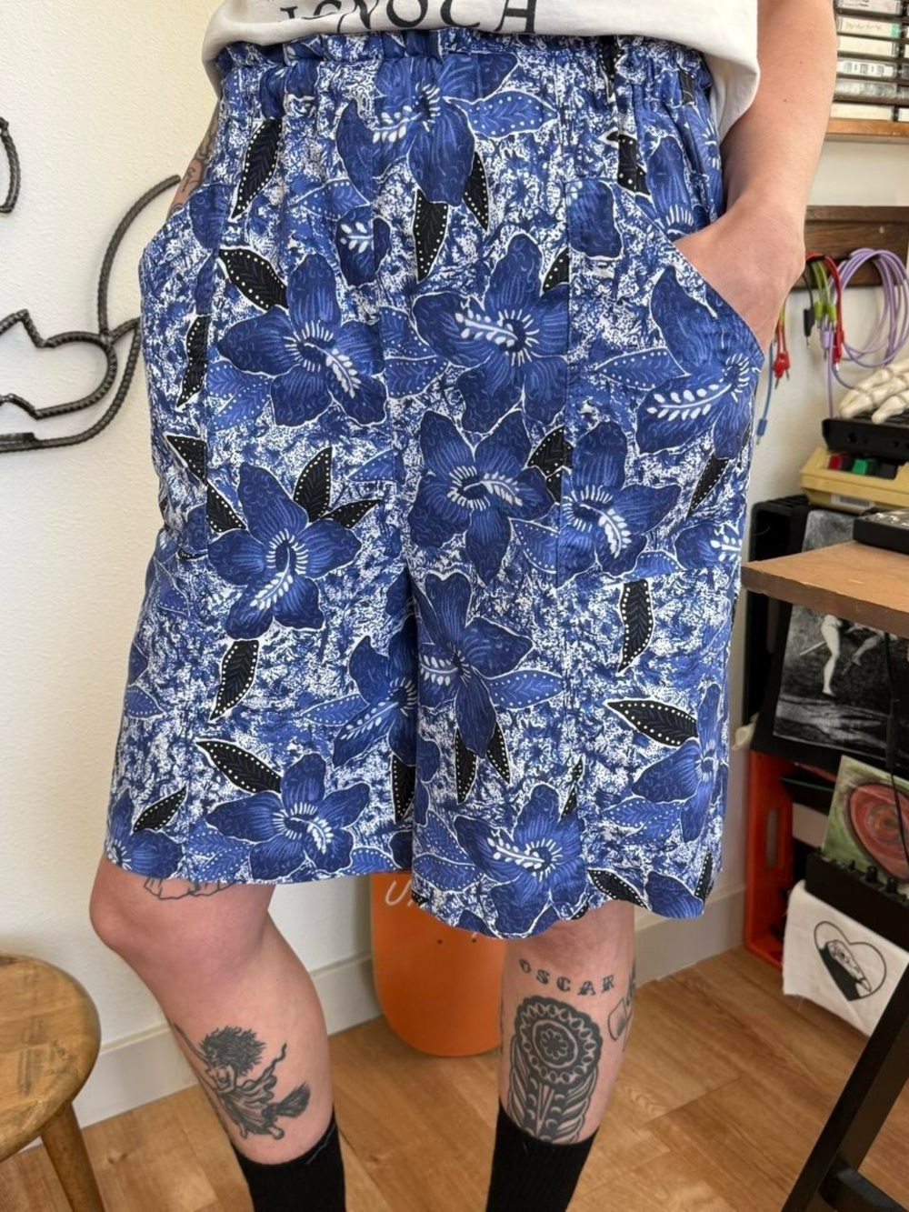 Vintage 90s Blue Hibiscus AOP Hawaiian Shorts ~ Size Medium